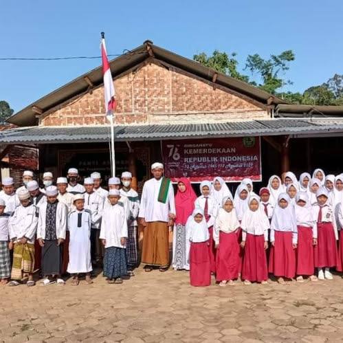 Santri Darul Husna dalam program donasi