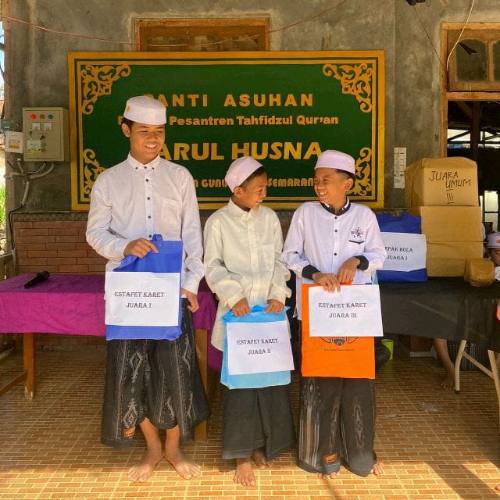 Kegiatan berbagi bersama santri yatim