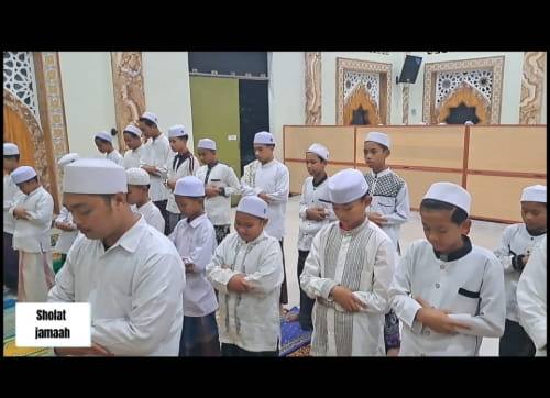 Aktivitas belajar santri Darul Husna